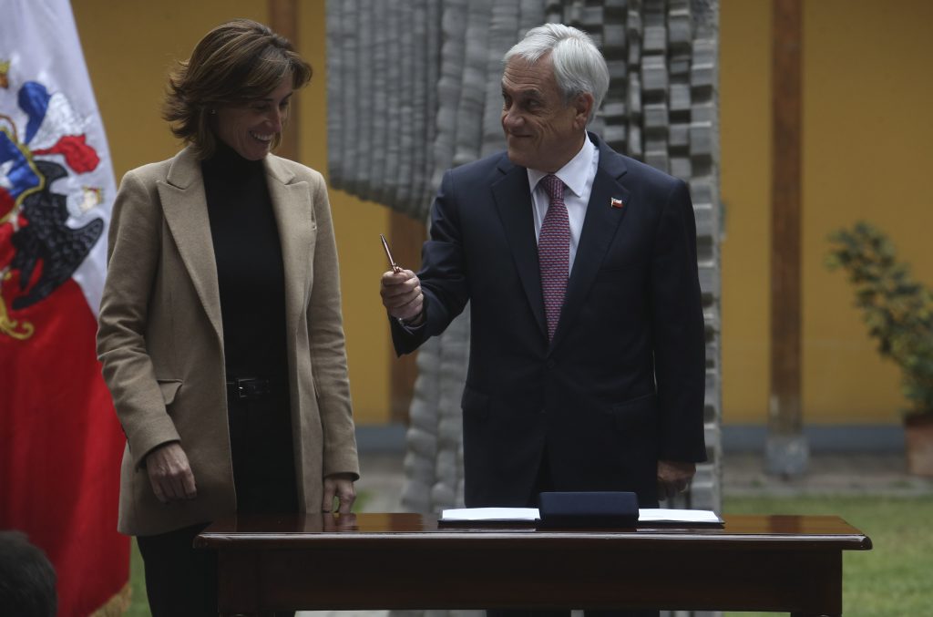 Piñera firma proyecto que autoriza la expulsión de alumnos de liceos por hechos de violencia