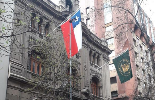 REDES| Indignación genera izamiento de bandera chilena en el edificio del Tribunal Constitucional durante este 11 de septiembre