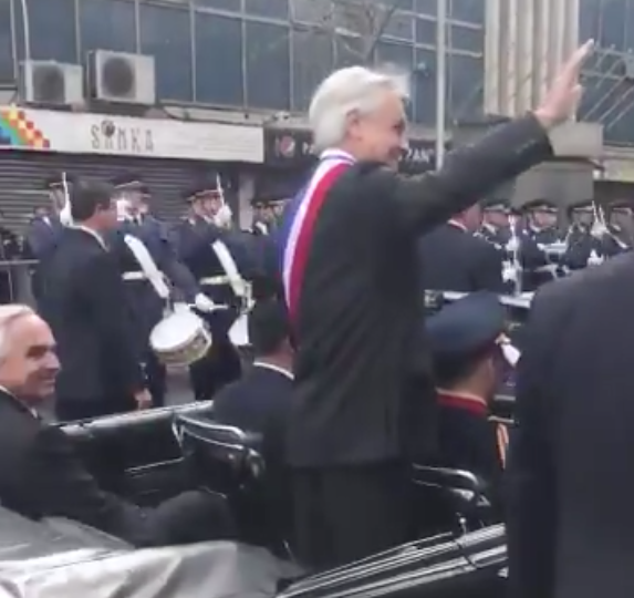 REDES| Viralizan video oficial del Gobierno donde aparece Piñera recibiendo «el cariño» de la gente