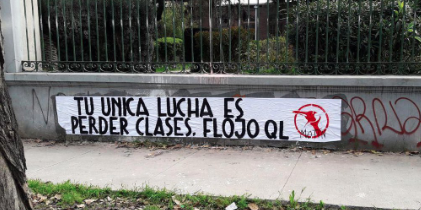 «Javiera Carrera mujer de verdad»: Organización estudiantil de ultraderecha llena de mensajes los liceos emblemáticos