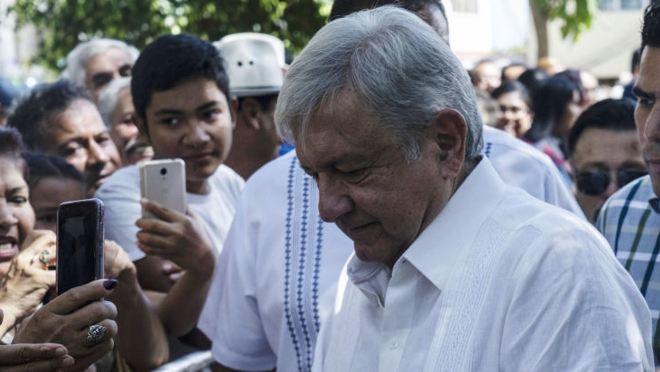 «Falta de respeto»: López Obrador besa a periodista para evadir pregunta