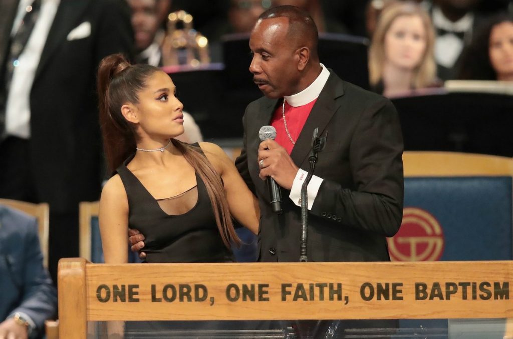 Obispo del funeral de Aretha Franklin pide disculpas tras manosear a Ariana Grande