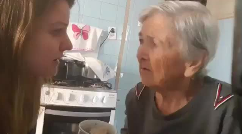 VIDEO| «Te amo»: El conmovedor registro que muestra el momento en que una abuela con Alzheimer reconoce a su nieta