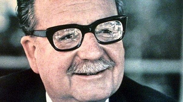 Con sus delantalitos blancos: Pequeña semblanza sobre el doctor Allende