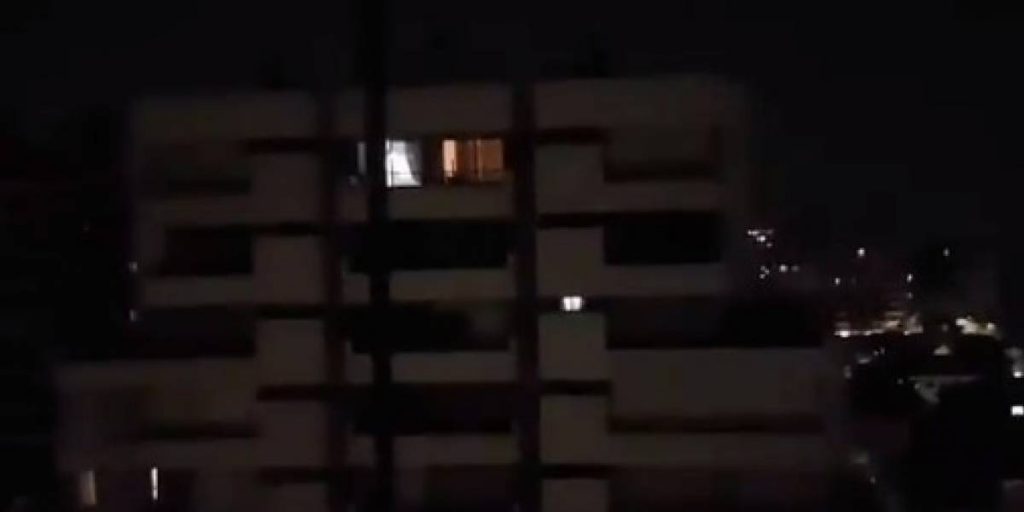 VIDEO| «¡Qué te creís, fascista ctm!»: La reacción contra vecino que lo despertó con el himno nacional a las 6 A.M