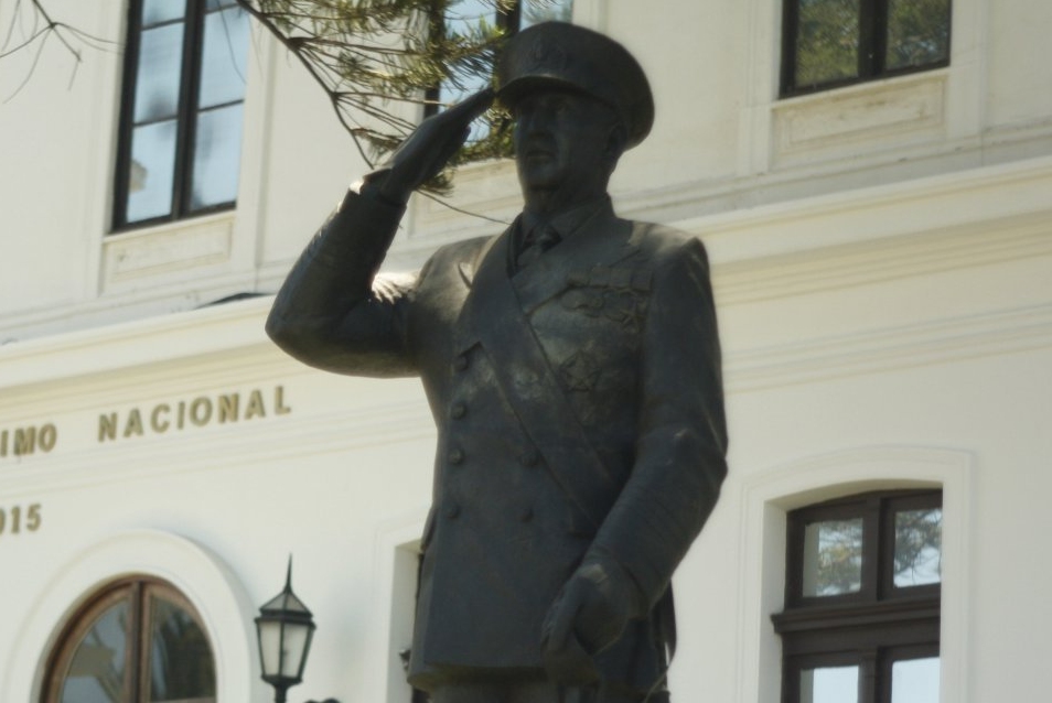 «La Armada es de todos»: Ciudadanos por la Memoria realizan funa contra la estatua de José Toribio Merino en Valparaíso