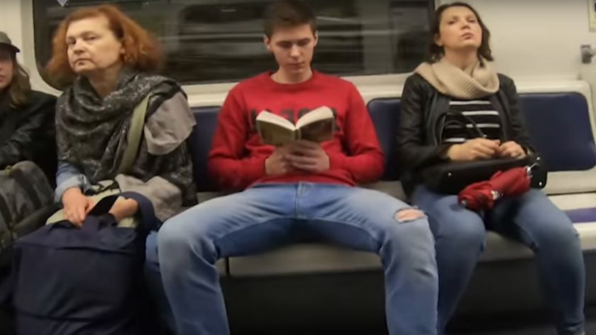 VIDEO| Activistas arrojaron cloro en la ingle de los hombres que viajaban con las piernas muy abiertas en el metro de Rusia