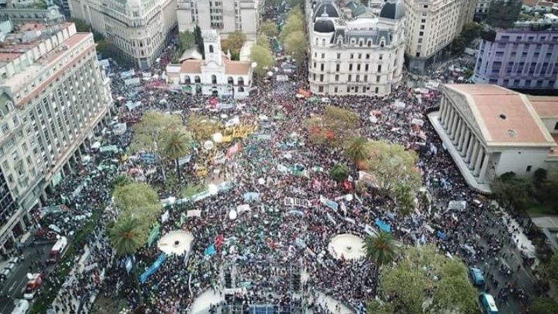 Argentina: Miles de personas salieron a marchar en contra de los «ajustes» de Macri