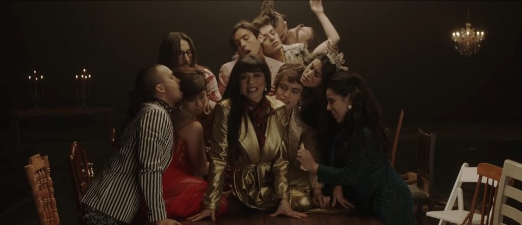 VIDEO| La salsa de Mon Laferte que seduce a Diego Luna en su nuevo sencillo «El Beso»