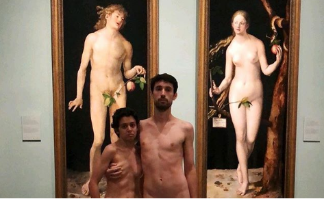 “Es todo un absurdo aceptado socialmente»: Pareja se desnuda en museo para criticar la construcción de los géneros