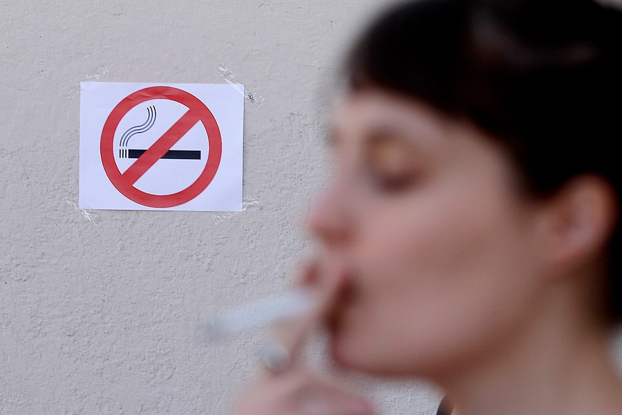 Libre de humo: Las Condes prohíbe fumar en parques y plazas y fija multas de hasta 240 mil pesos para los infractores