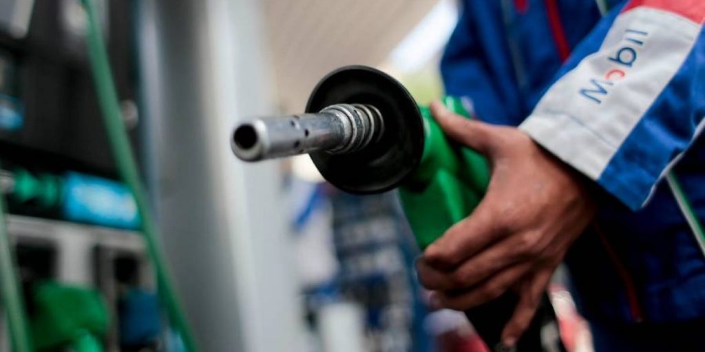 Octava semana consecutiva al alza deja a bencina por sobre los $900 en la mayoría del país