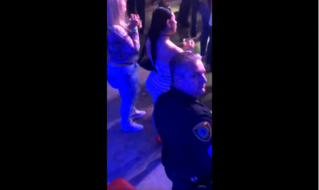 Policía que resguardaba seguridad en concierto de Drake sacó fotos y grabó el trasero de una mujer
