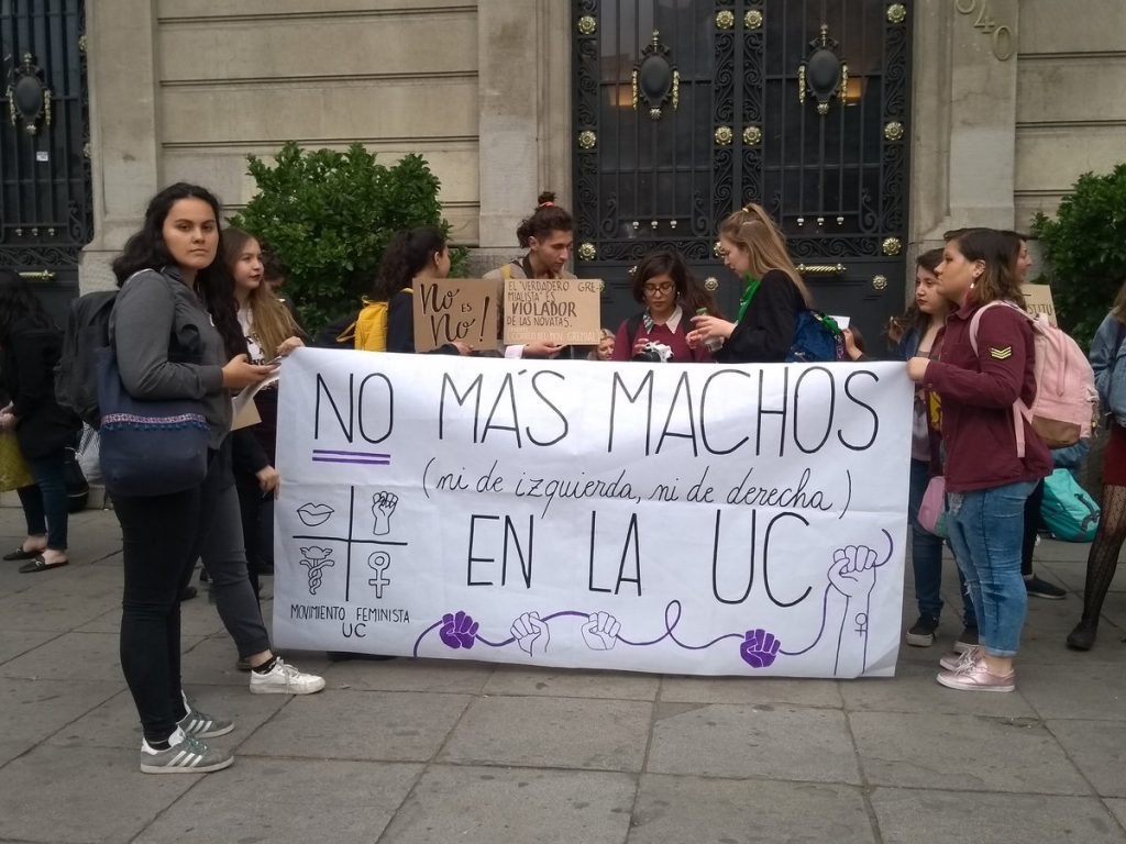 Feministas se concentraron en el frontis de la UC en protesta por casos de misoginia en elecciones de federación