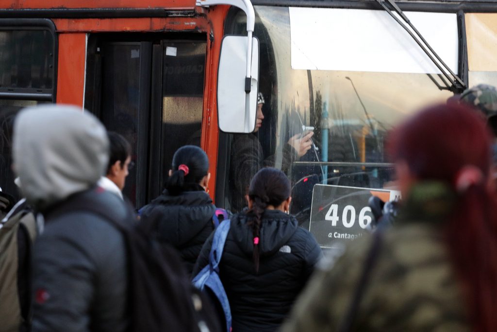 Estudio revela que 9 de cada 10 mujeres se sienten inseguras en el transporte público a causa del acoso en Santiago