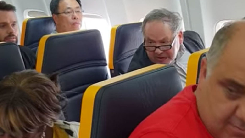 «Negra fea y cabrona»: Hombre lanzó ofensas racistas contra mujer y aerolínea resolvió cambiarla de asiento