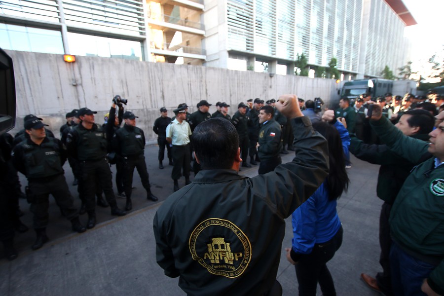 «No nos van a intimidar»: Gendarmes inician huelga de hambre y se acuartelan en Santiago 1