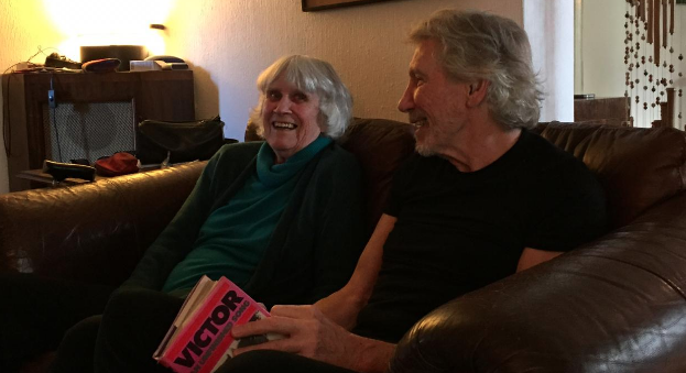 Se llevó de regalo la discografía de Víctor: Joan Jara recibió a Roger Waters en su casa
