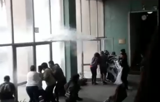 Estudiante denuncia que Carabineros la dejó con cortes tras romper ventanales de la sede de Derecho de la Universidad de Valparaíso