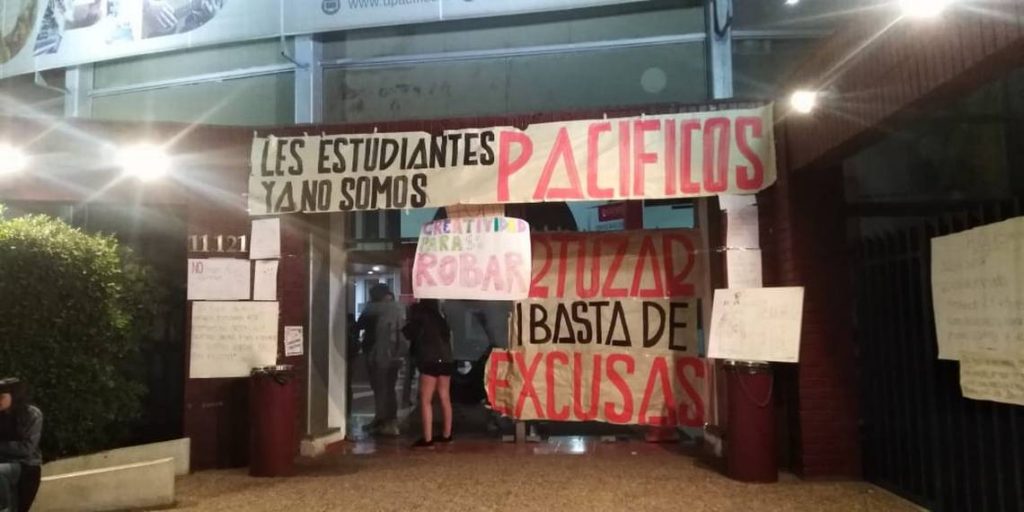 Estudiantes de la U. del Pacífico se toman sede de Las Condes por crisis financiera y acusan «incierto futuro»