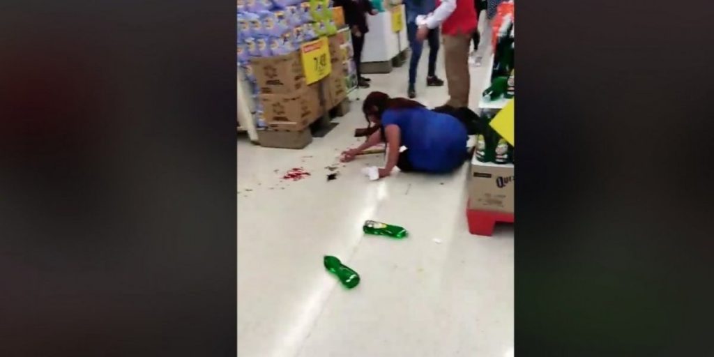 VIDEO| Indignante: Guardia de supermercado en Temuco agredió a mujer embarazada por supuesto robo y le rompió tres dientes