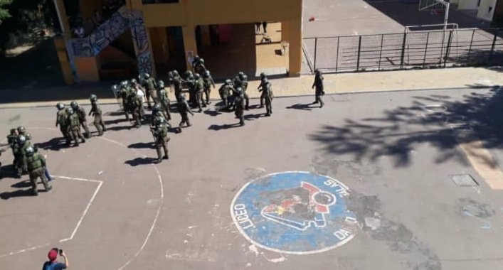 VIDEO| Fuerzas Especiales de Carabineros detiene a alumnos y profesores tras irrumpir en el Liceo Darío Salas
