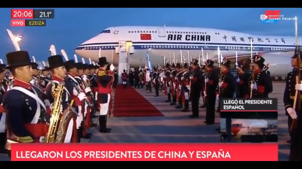 VIDEO| De no creer: Banda militar argentina que esperaba a presidente de China lo confunde con un colaborador