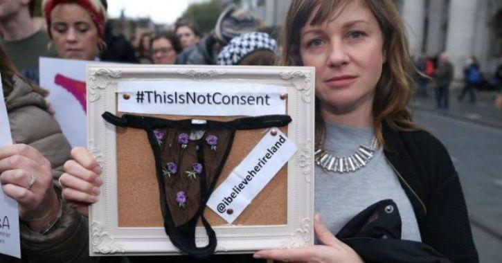«Esto no es consentimiento»: Mujeres protestan por caso de violador absuelto en Irlanda porque su víctima usaba tanga de encaje