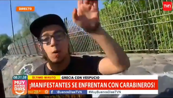 VIDEO| Manifestante corrige en pleno despacho a periodista de TVN: «No hubo nadie encapuchado, no mientan»