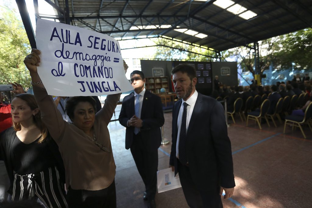VIDEO| Profesora de Estación Central protestó frente a Piñera durante promulgación de «Aula Segura»