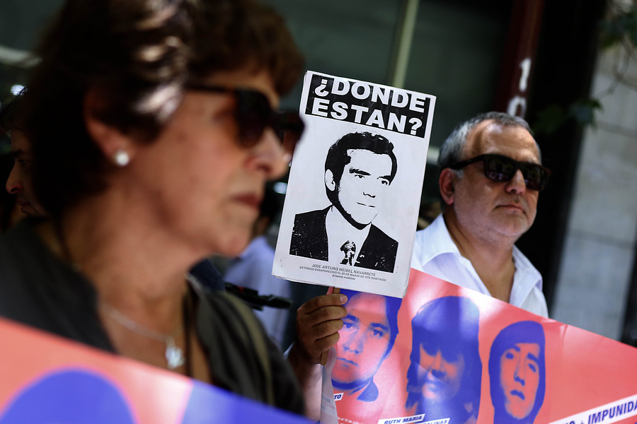 Familiares de ejecutados políticos por proyecto que podría sustituir penas a criminales de lesa humanidad: «Ya no es suficiente el pacto de silencio»