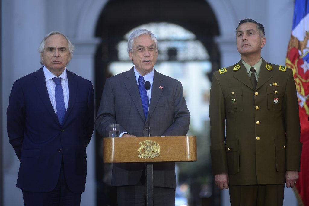 Tras salida de Hermes Soto: Piñera nombra a Mario Rozas como nuevo general director de Carabineros