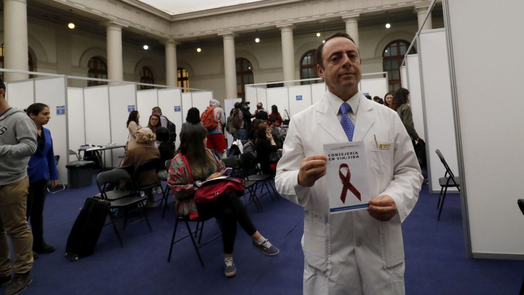 Alejandro Afani, especialista en VIH: «Las personas corren riesgo de contagiarse llegando a Chile más que en otros países de la región»
