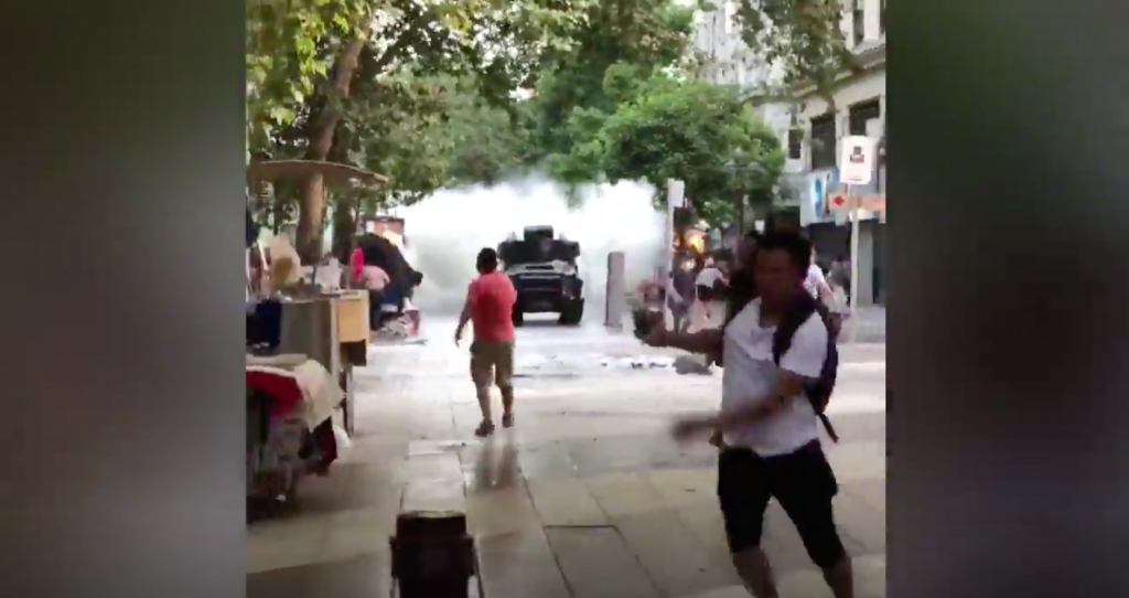 VIDEO| Carro de Carabineros se abalanza contra peatones en medio del paseo Ahumada lanzando gas lacrimógeno