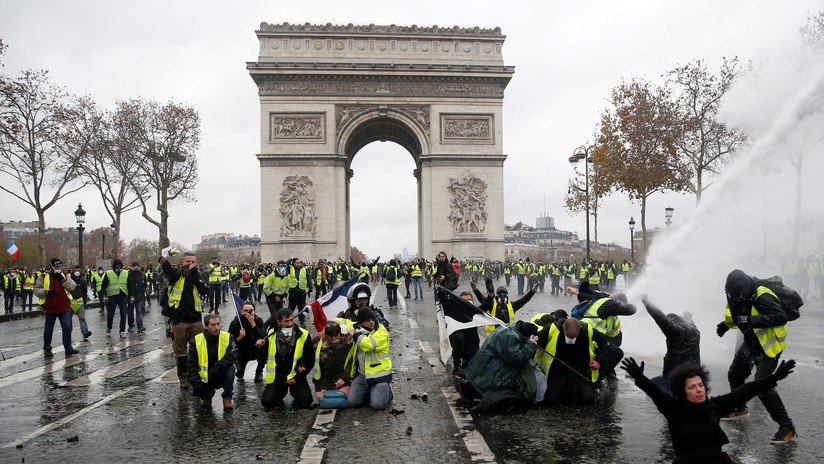 «Pico pa Macron»: El enigmático rayado que apareció en el Arco del Triunfo en medio de las protestas en París