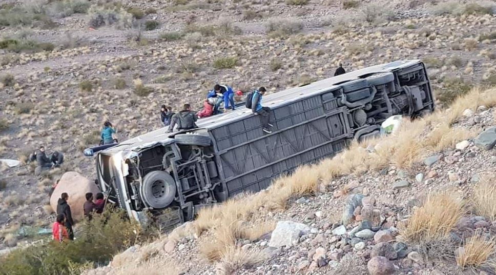 Bus chileno desbarranca camino a Mendoza y deja al menos a 3 muertos