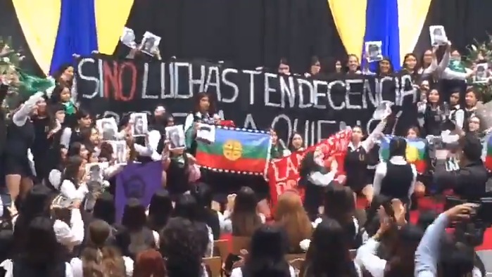 «Si no luchas, ten decencia y respeta a quienes sí»: La contundente protesta de las alumnas del Liceo 1 en ceremonia de licenciatura