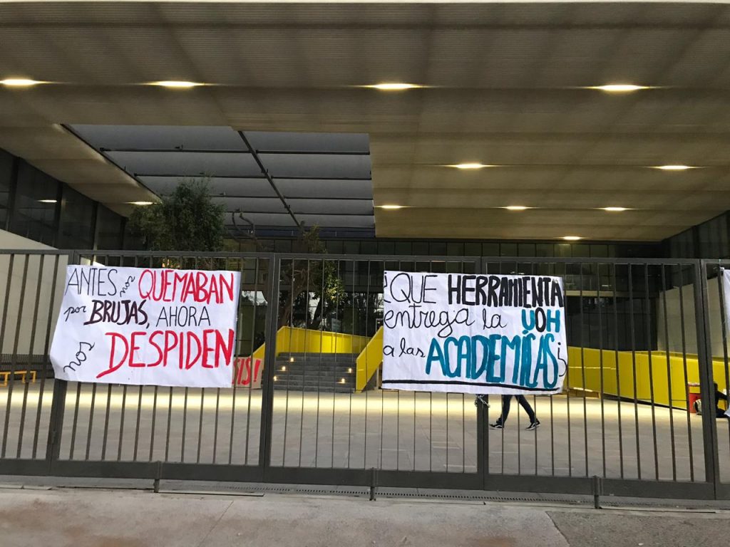 Protesta por académicas desvinculadas: Estudiantes de Salud ocupan el frontis del campus de Rancagua de la U. de O’Higgins