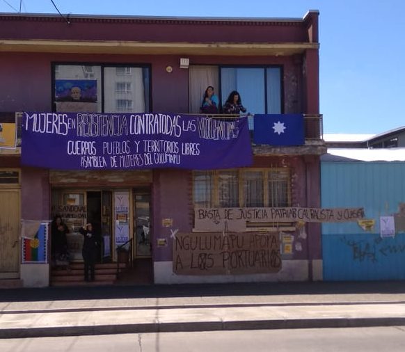Organizaciones feministas y mapuche toman oficinas del Sernameg de Temuco exigiendo el fin de la violencia institucional en el territorio