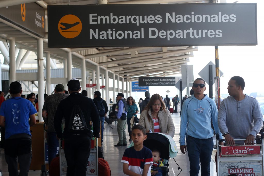 Cambio de nombre del aeropuerto de Santiago por «Pablo Neruda» costaría más de 500 millones