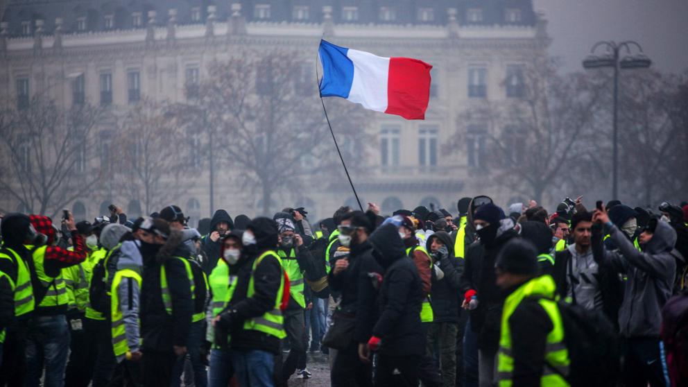 Historiadora analiza las movilizaciones de los chalecos amarillos y la compara con la revolución francesa: «Desde la Marsellesa a la imagen de Macron como Luis XVI»