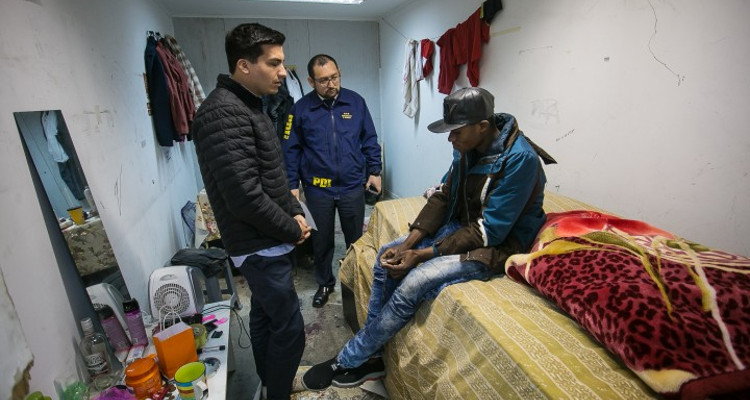 Operativo da a conocer que migrantes vivían «encerrados» en Mall Chino de Punta Arenas