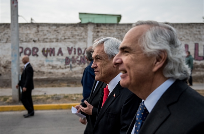 Con instalación de «unidad PDI comunitaria»: Piñera dio inicio a operativo sorpresa de demolición de muros en La Legua