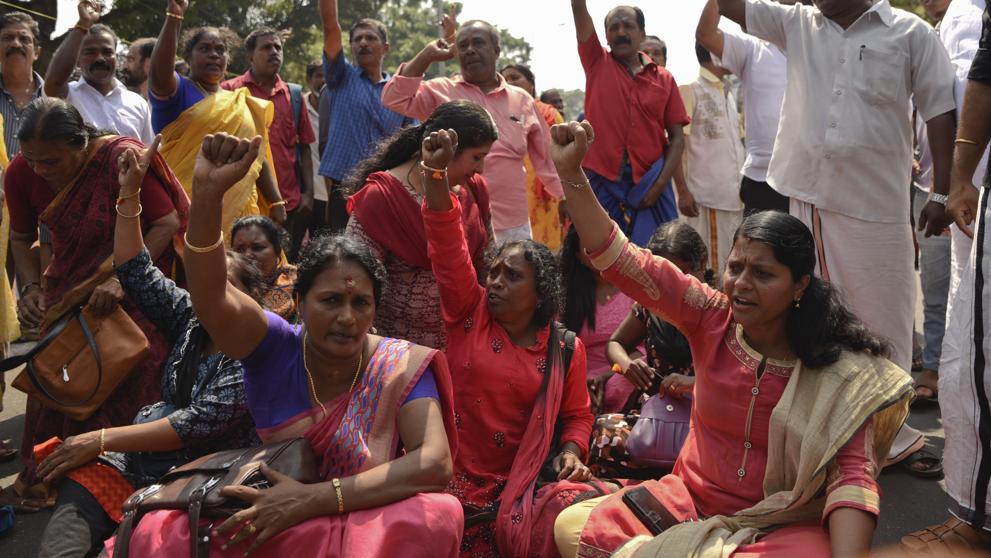 Dos mujeres entran a templo hindú por primera vez en siglos y desatan protestas en la India