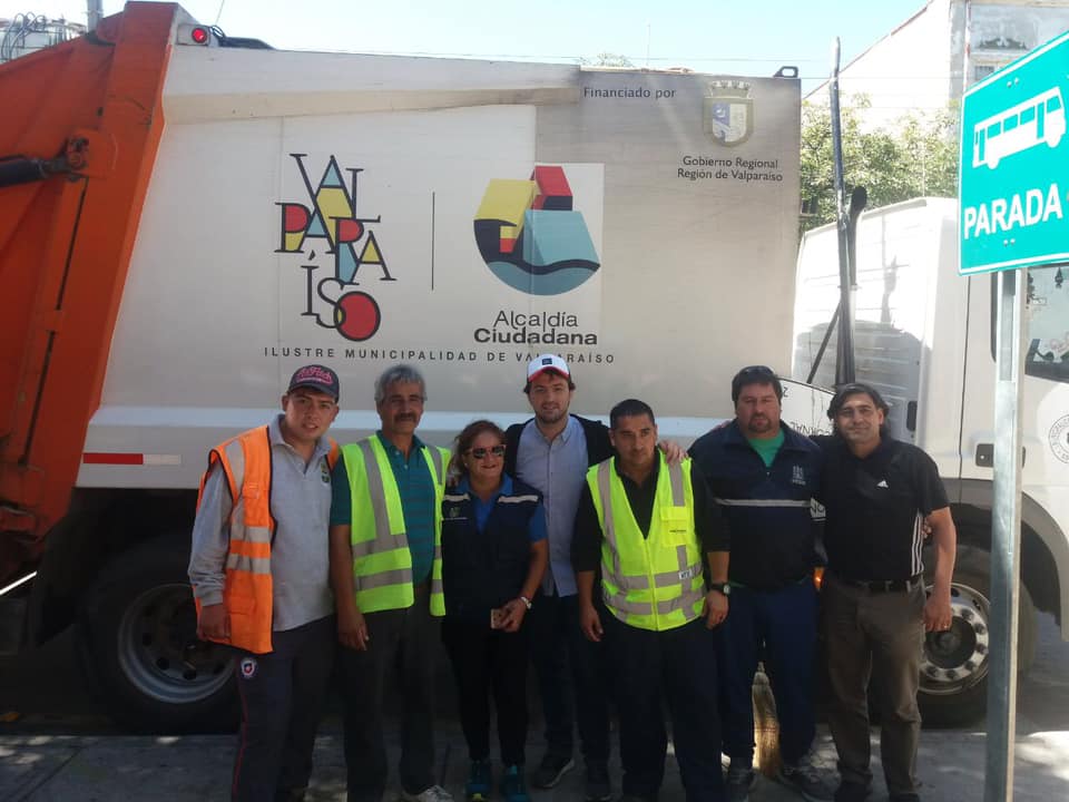 ¡Como uno más de ellos! Jorge Sharp se sube al camión de la basura junto a trabajadores del aseo y dejan impecable Valparaíso tras celebraciones de año nuevo