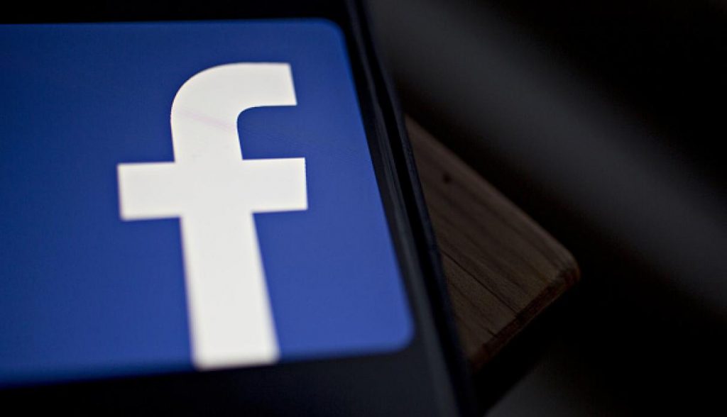 Egresado de Derecho presentó recurso de protección tras ser expulsado de grupo de Facebook