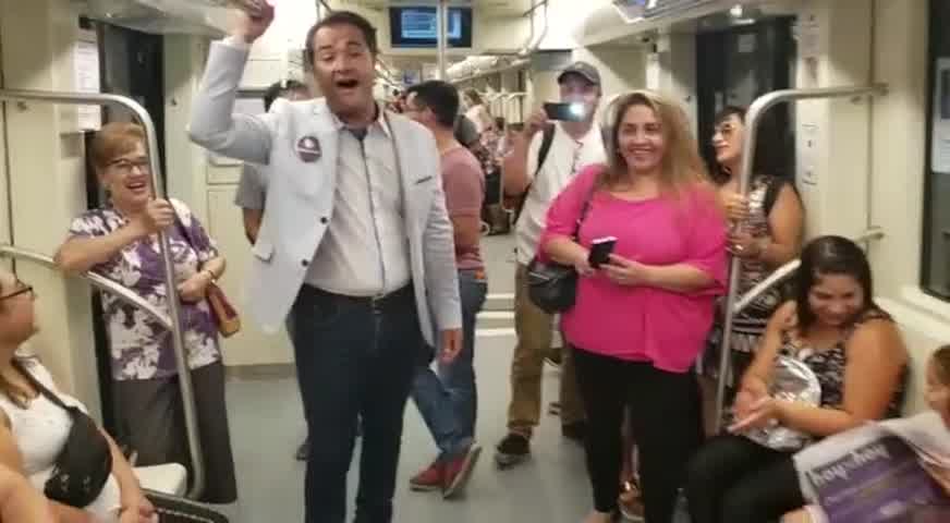 VIDEO| No lo supera: René de la Vega celebró la llegada del Metro a Conchalí cantando su hit de 1999