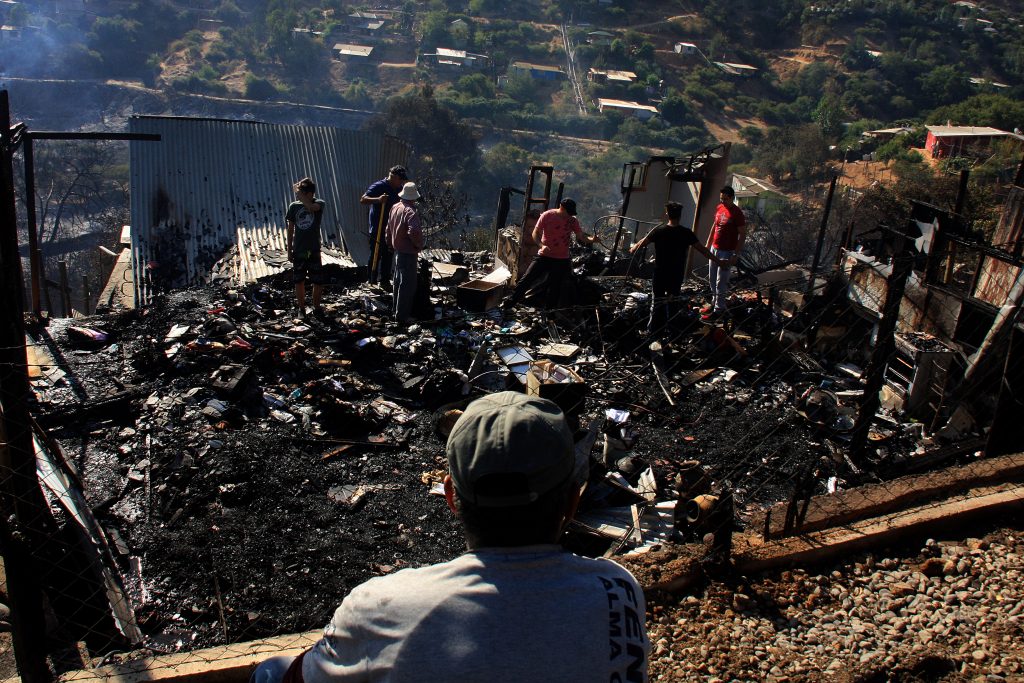 Incendio forestal en Limache deja al menos 60 casas destruidas y 250 damnificados