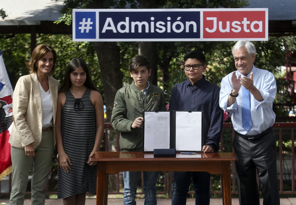 «Piñera quiere responsabilizar a los niños de los malos resultados»: Las críticas al proyecto que repone pruebas para la selección escolar
