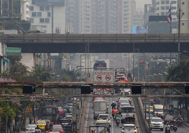 «Así los padres no tienen que llevar a los niños en autos»: Bangkok cierra 437 escuelas por nube tóxica de contaminación
